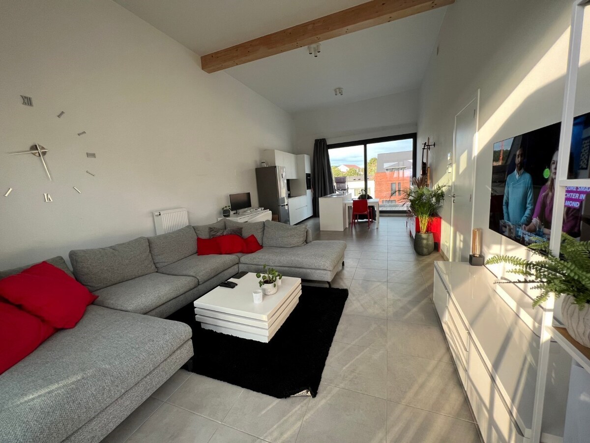 Uniek appartement (2 SUPER terrassen) op de Gaverse Markt !   LOFT-gevoel (hoogte : 3 m). 