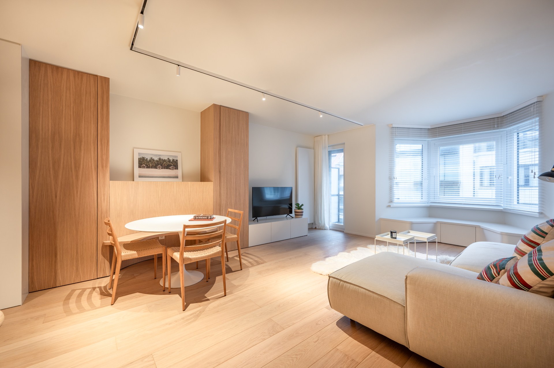 Prachtig gerenoveerd 2 slaapkamerappartement met zijdelings zeezicht centraal gelegen vlakbij de Lippenslaan te Knokke 