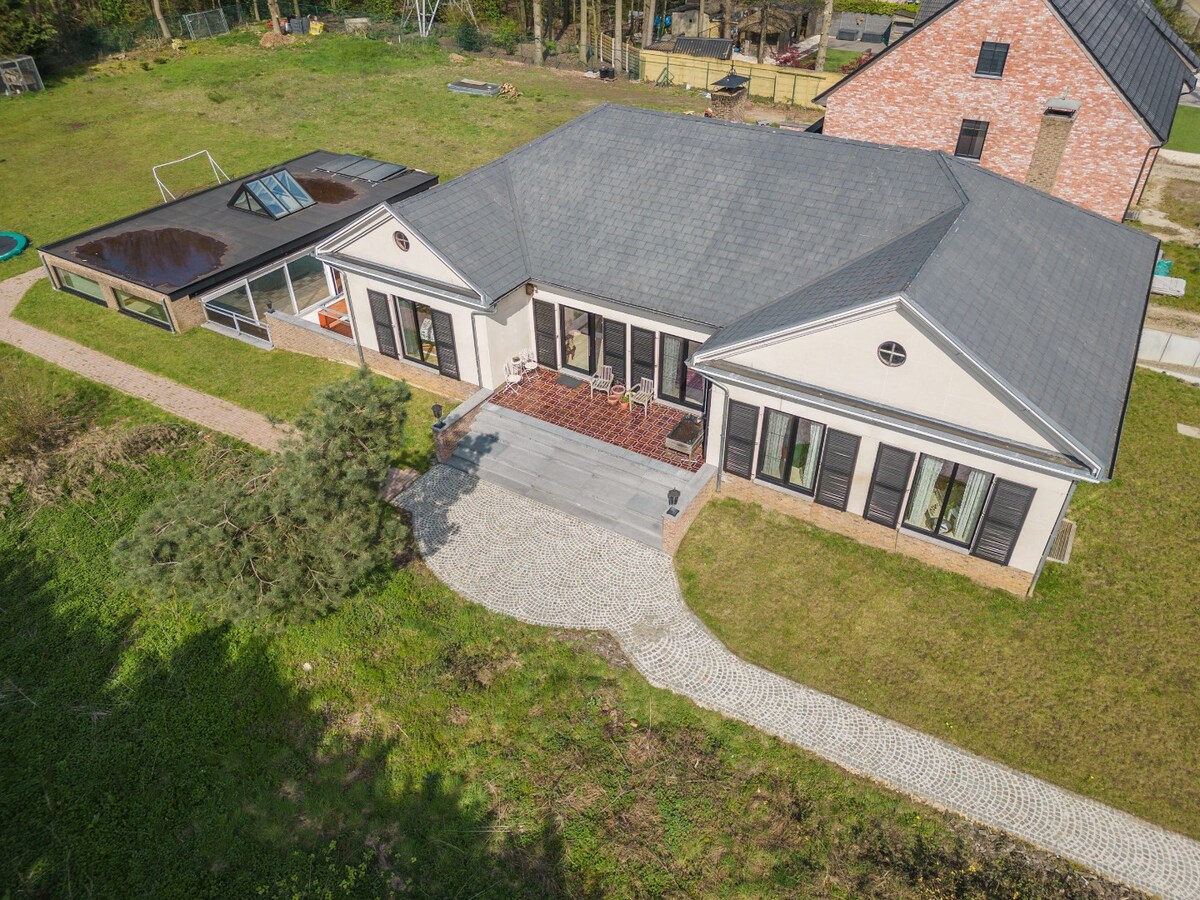 Zeer ruime woning op een perceel van circa 20 are 