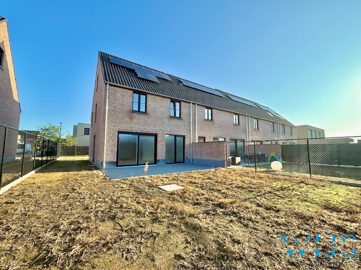 Nieuwbouw met 5 slaapkamers te Oosteeklo ! 