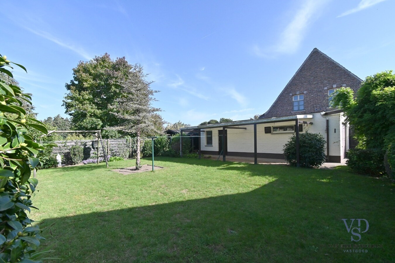 Goed gelegen, degelijke Open Bebouwing. 