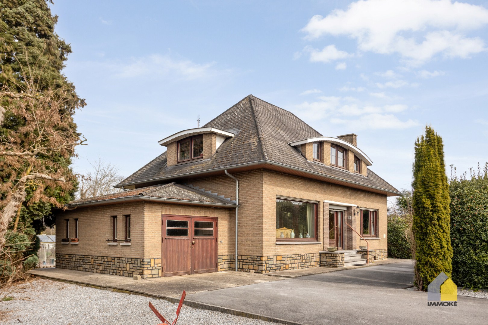 Te renoveren, statige woning op mooi perceel van 23 a 90 ca. 