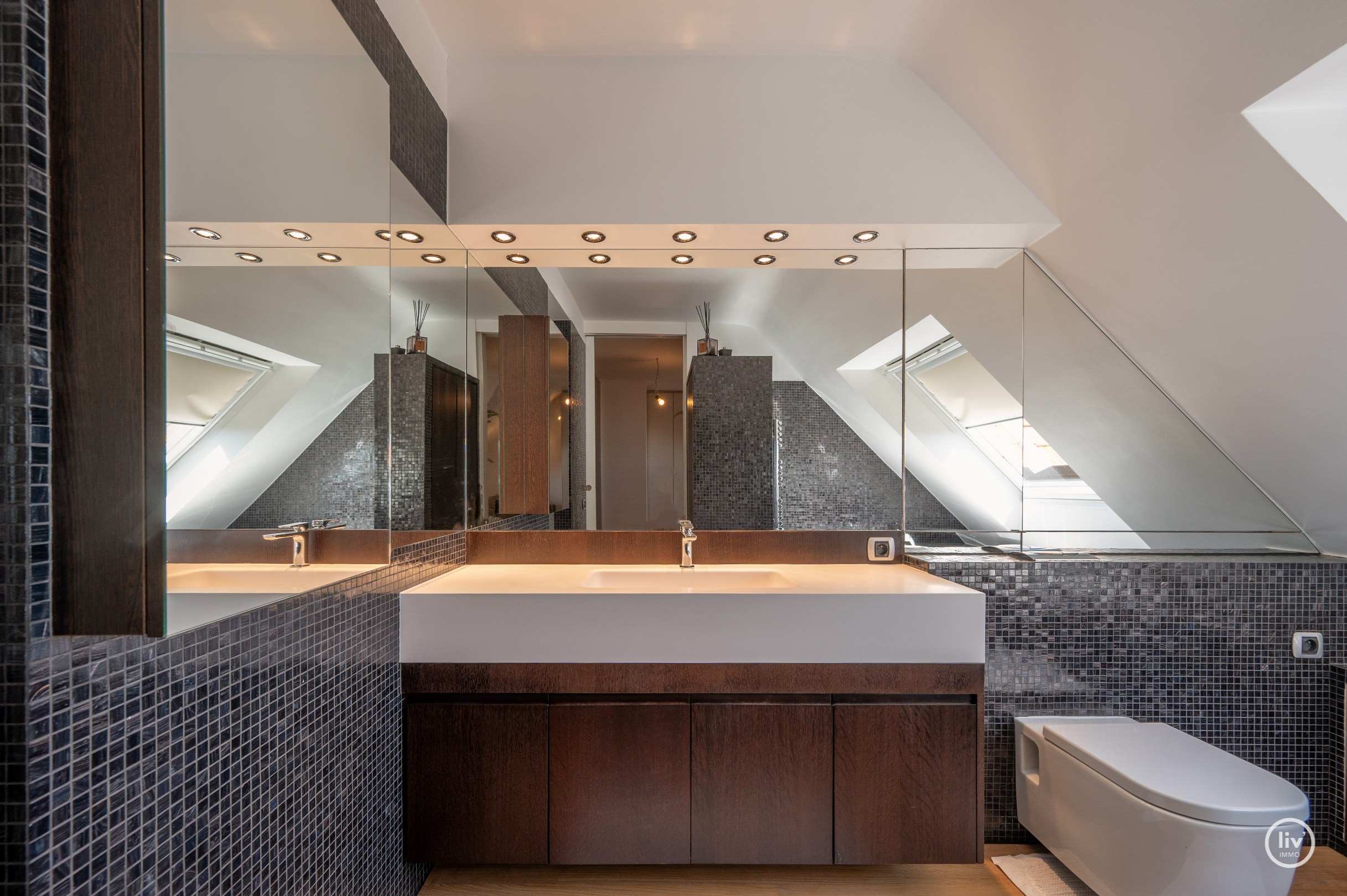 Prachtig en ruim 3-slaapkamerappartement met mooie terrassen en magnifiek open zicht alsook zeezicht.. 