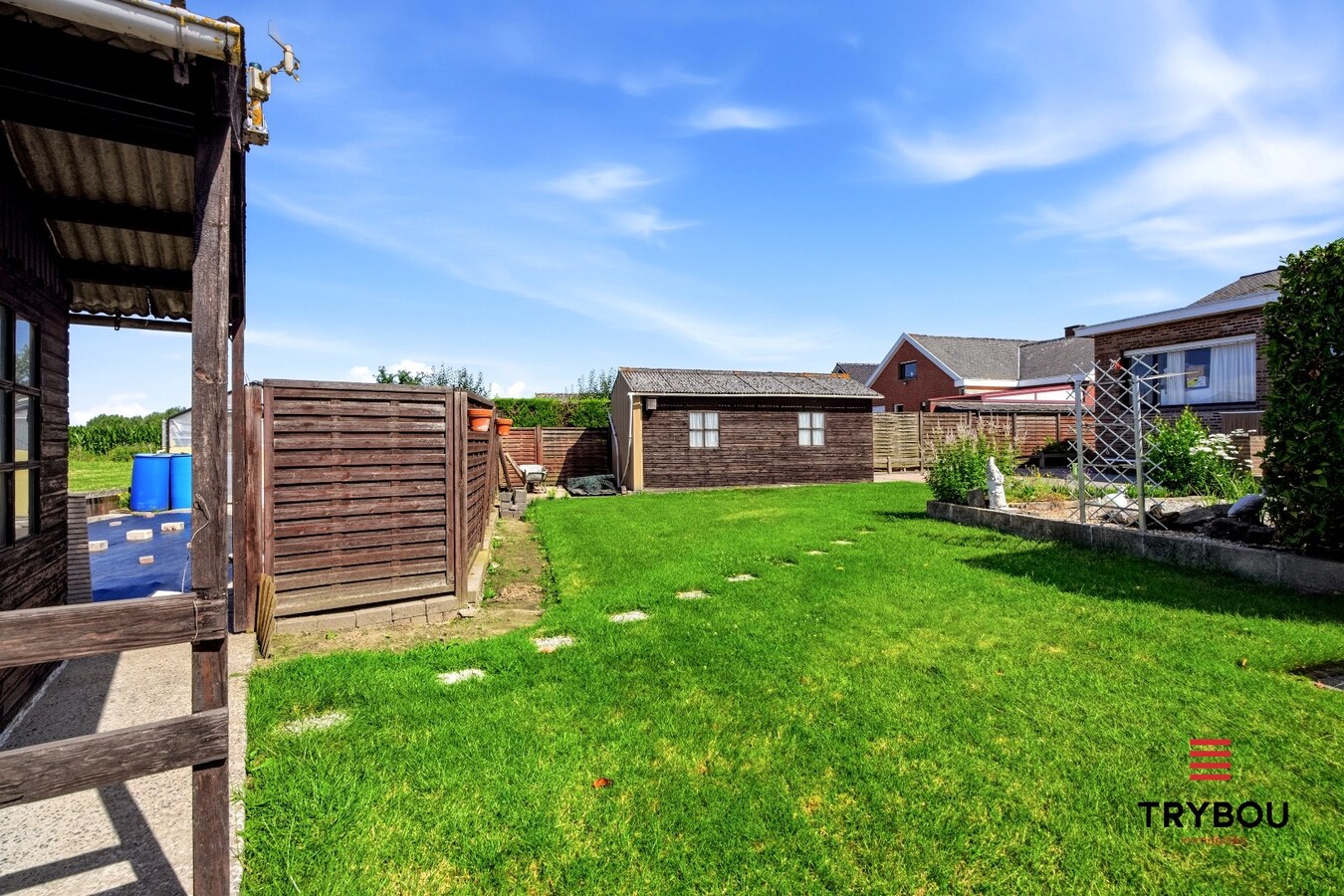 Alleenstaande woning op een ruim perceel met 3 slaapkamers en 2 garages! 