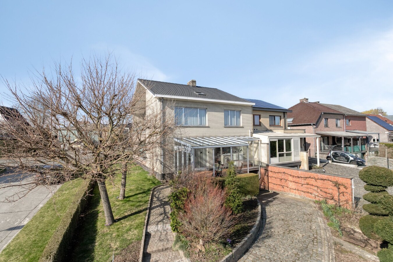 Ruime woning met 4 slaapkamers, veranda en volledig onderkelderd perceel (615 m²) 