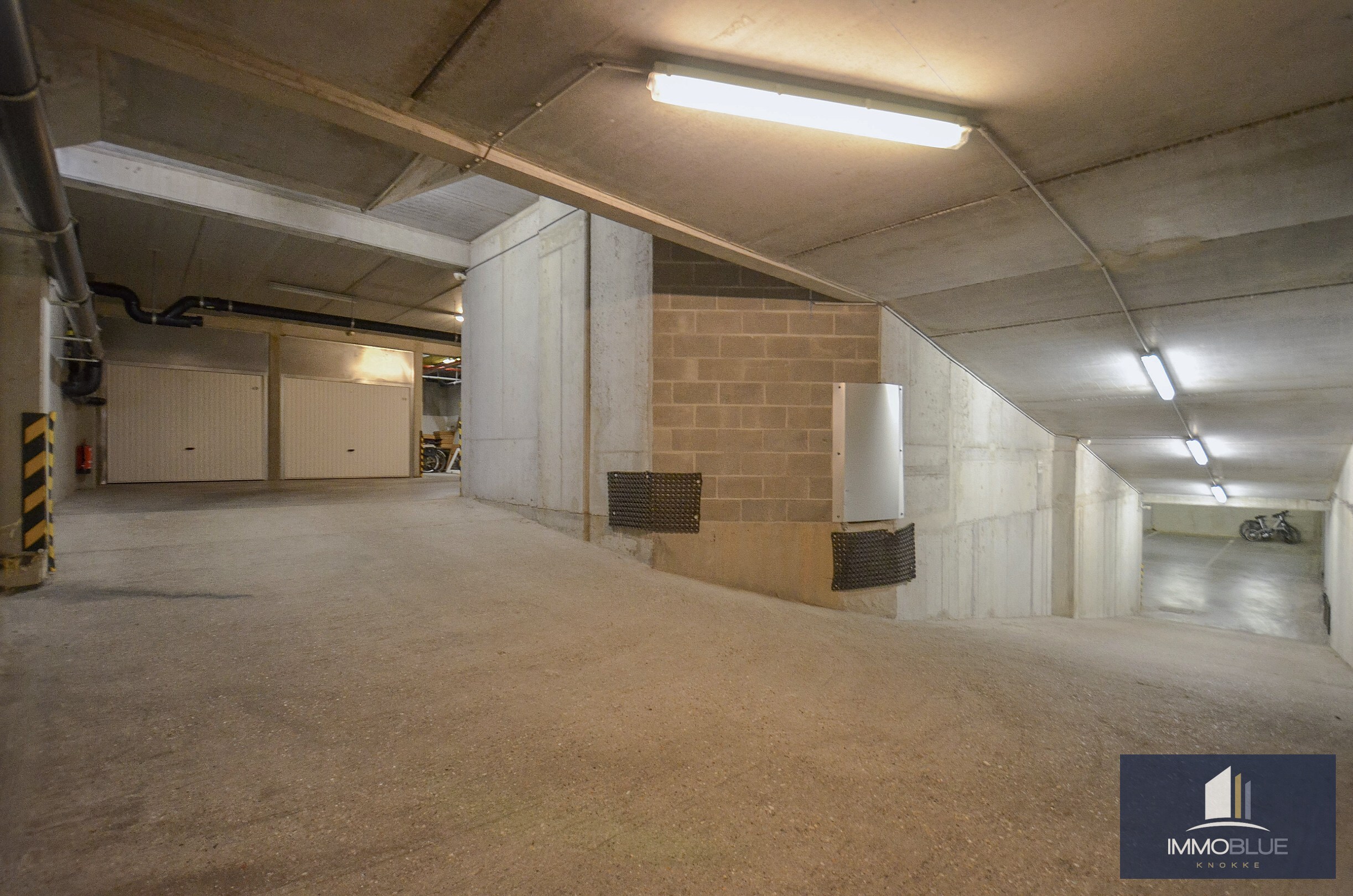 Open garage gelegen nabij de Dumortierlaan. 