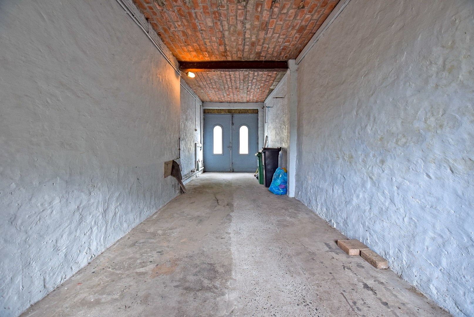 Zeer ruime te renoveren woning met statige gevel op 445 m² met zuid-west georiënteerde tuin. 
