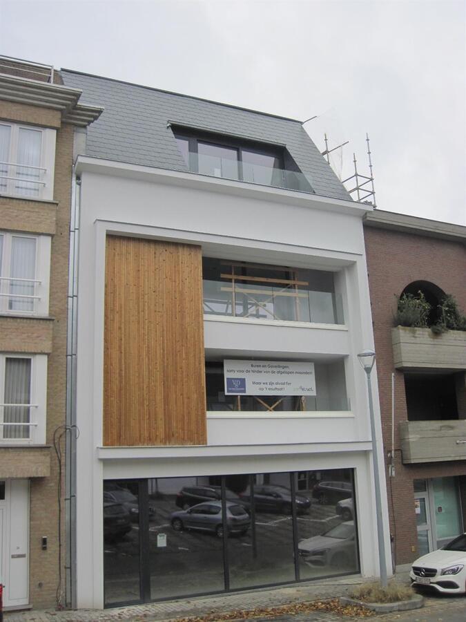 Unieke appartement (2 SUPER terrassen) op de Gaverse Markt !   LOFT-gevoel (hoogte : 3 m). 