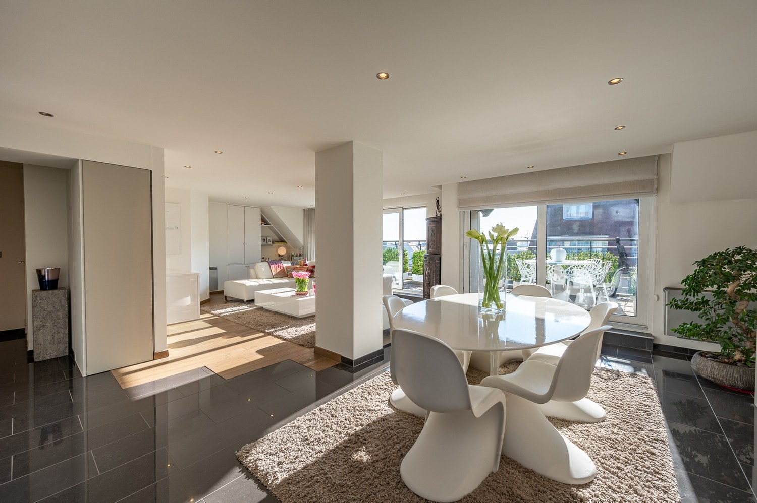 Uitzonderlijk appartement (232m2) met 4 slaapkamers en ruim terras op topligging met zicht over de kerk te Dumortierlaan. 