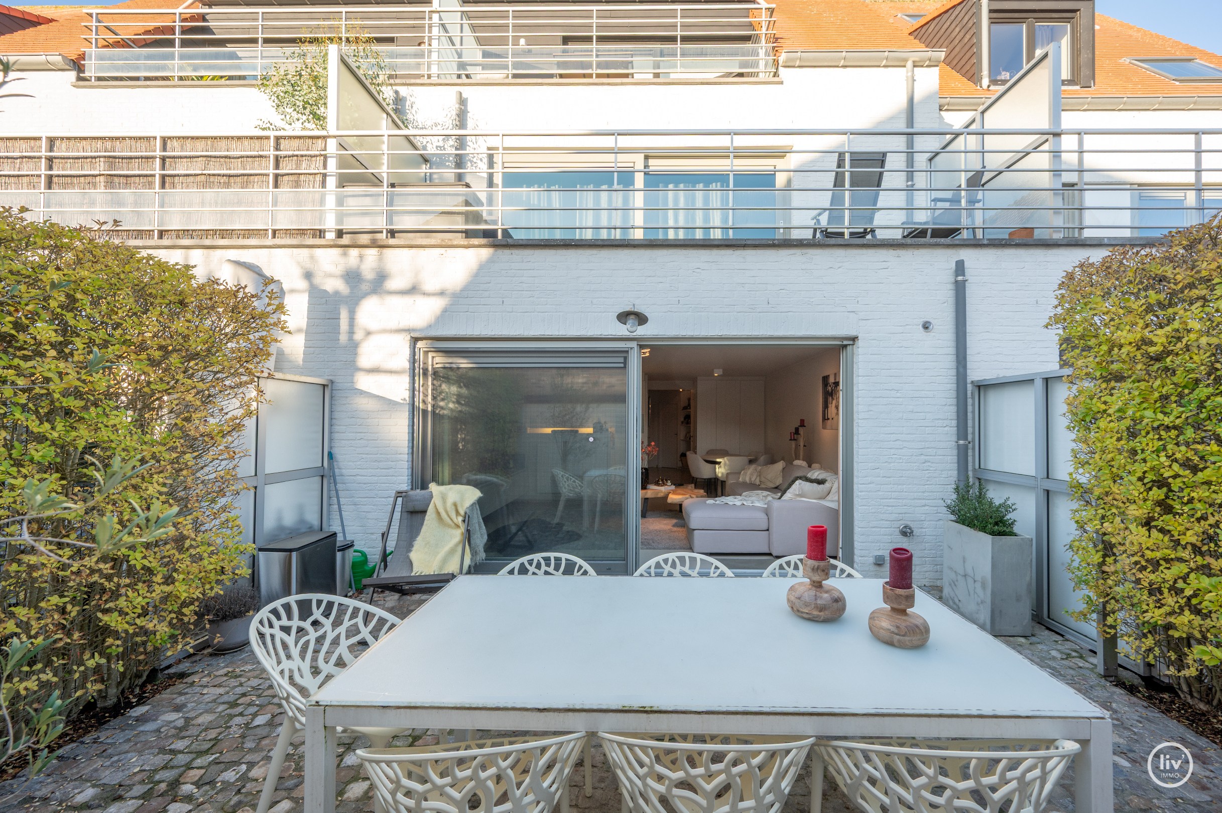 Instapklaar en tevens recent (2010)tuin-appartement op wandelafstand van de Zeedijk-Duinbergen en Duinenwater, Centraal gelegen tussen Knokke en Heist-Centrum. 