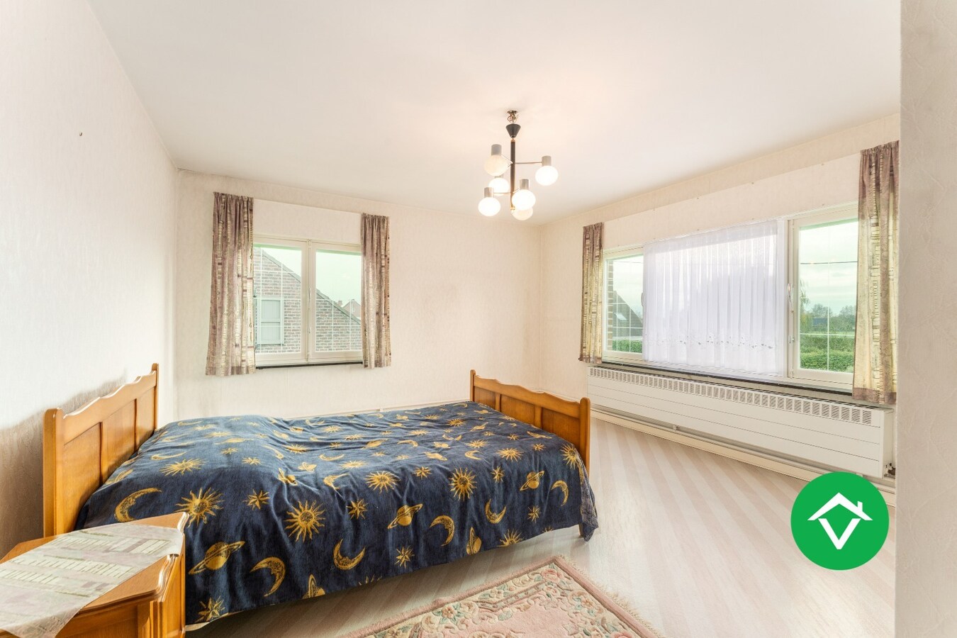 Op te frissen gezinswoning met twee garages en landelijk zicht te Eernegem 