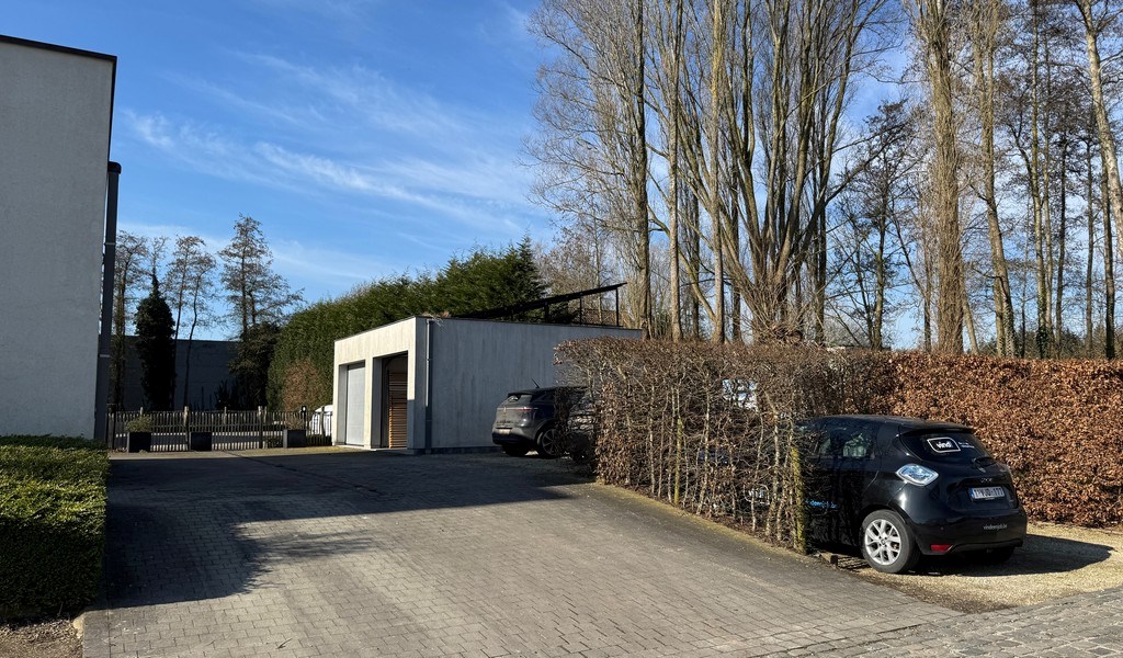 Commercieel gelegen handelspand te huur in Sint-Martens-Latem