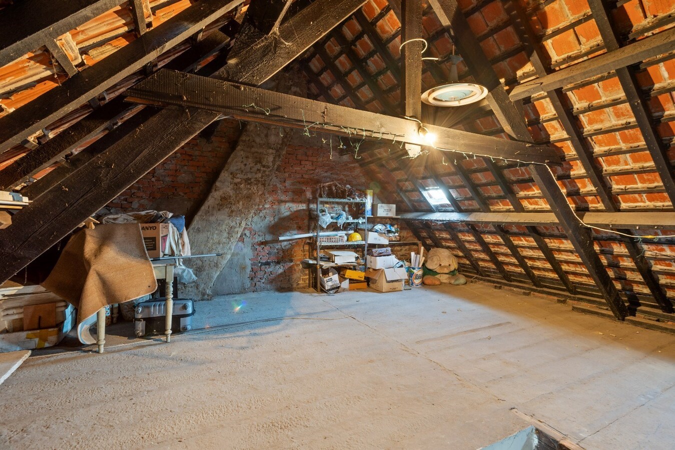 Degelijk gebouwde woning met drie ruime slaapkamers 