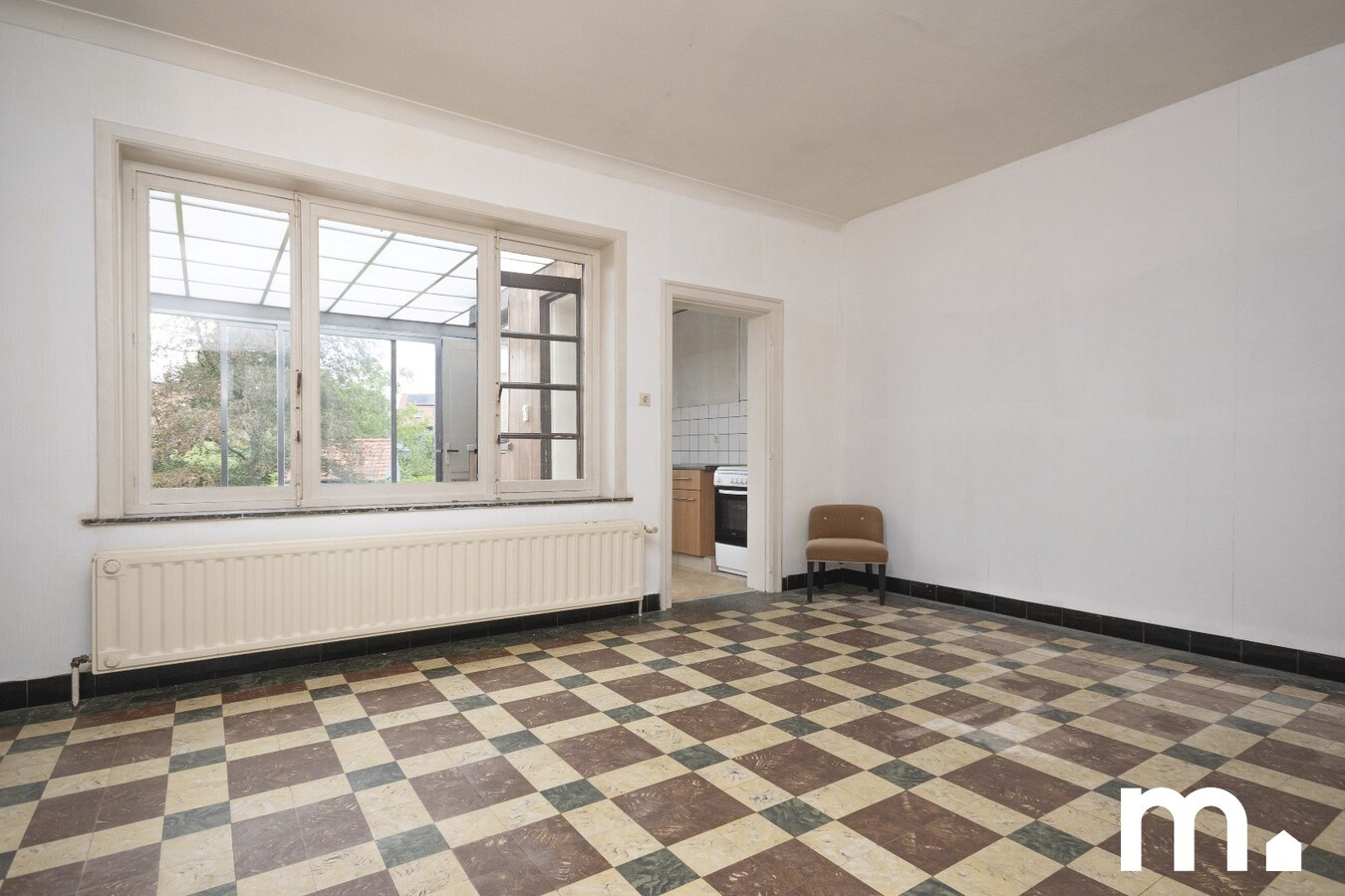 Te renoveren woning in Kortrijk met ruime zolder, zonnige tuin en dubbele garage ! 