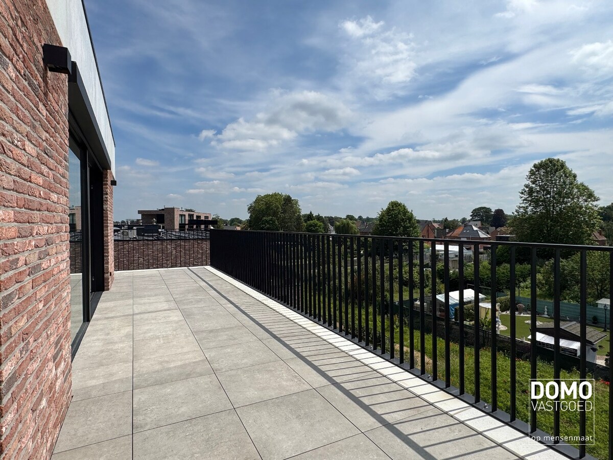 PENTHOUSE MET 2 SLAAPKAMERS, RUIM TERRAS EN AUTOSTANDPLAATS TE KERMT 