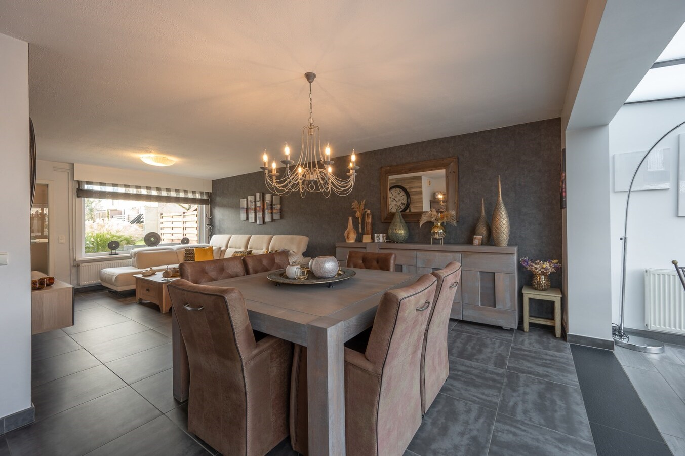 Rustig gelegen halfopen bebouwing met tuin en twee garages te Heist 