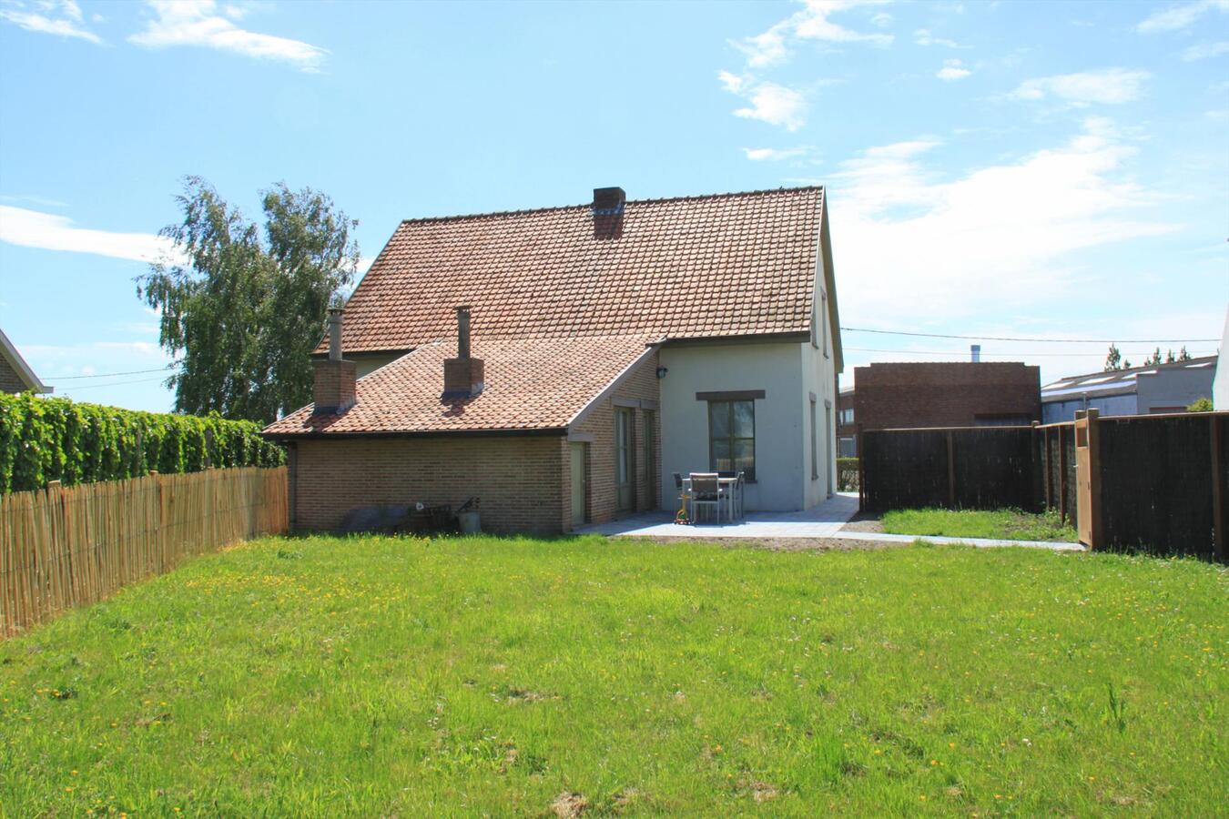 Charmante woning met tuin, garage en carport te Zuienkerke 