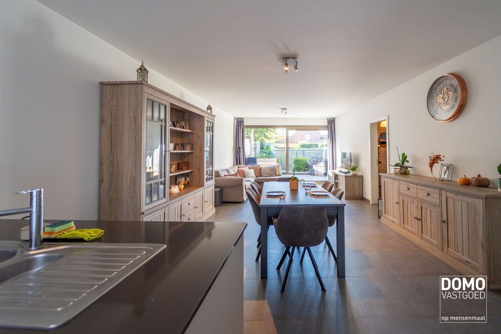 RUIM GELIJKVLOERS APPARTEMENT MET 2 SLAAPKAMERS, TERRAS EN PARKEERGELEGENHEID TE HASSELT (SINT-LAMBRECHTS-HERK) 