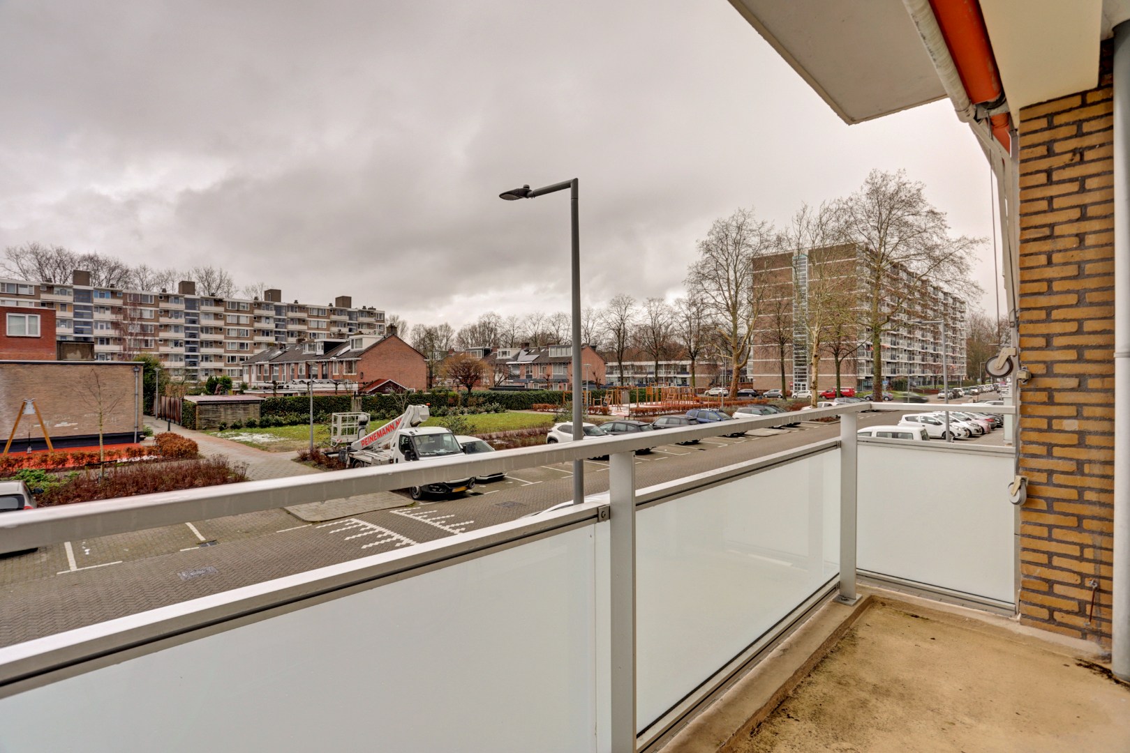 In "Het Lage Land" gelegen 4-kamer appartement met 3, slaapkamers, moderne keuken, 2 balkons,  berging in de onderbouw en gelegen op eigen grond! 