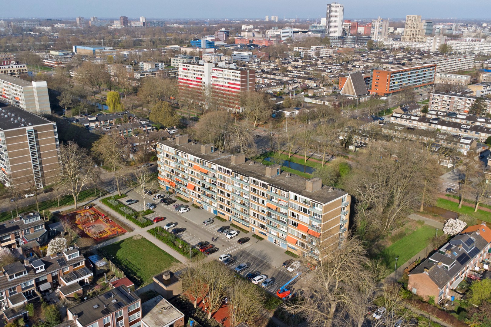 Dit 3 (voorheen 4) kamer appartement is helemaal naar eigen smaak te realiseren met 2 slaapkamers (3e slaapkamer is gemakkelijk te realiseren), 3 balkons, berging in de onderbouw en gelegen op eigen g 