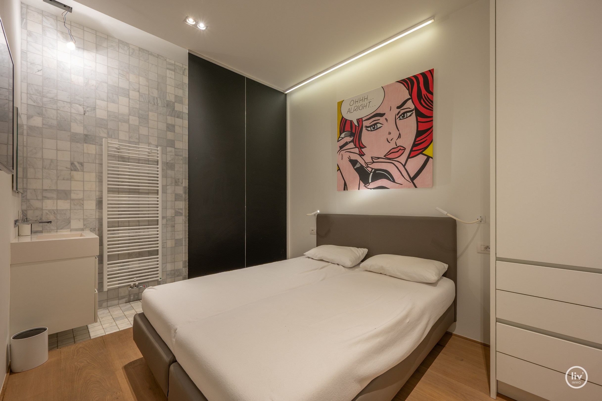 Breed en luxueus afgewerkt tuinappartement met wijde zichten op het meer. 