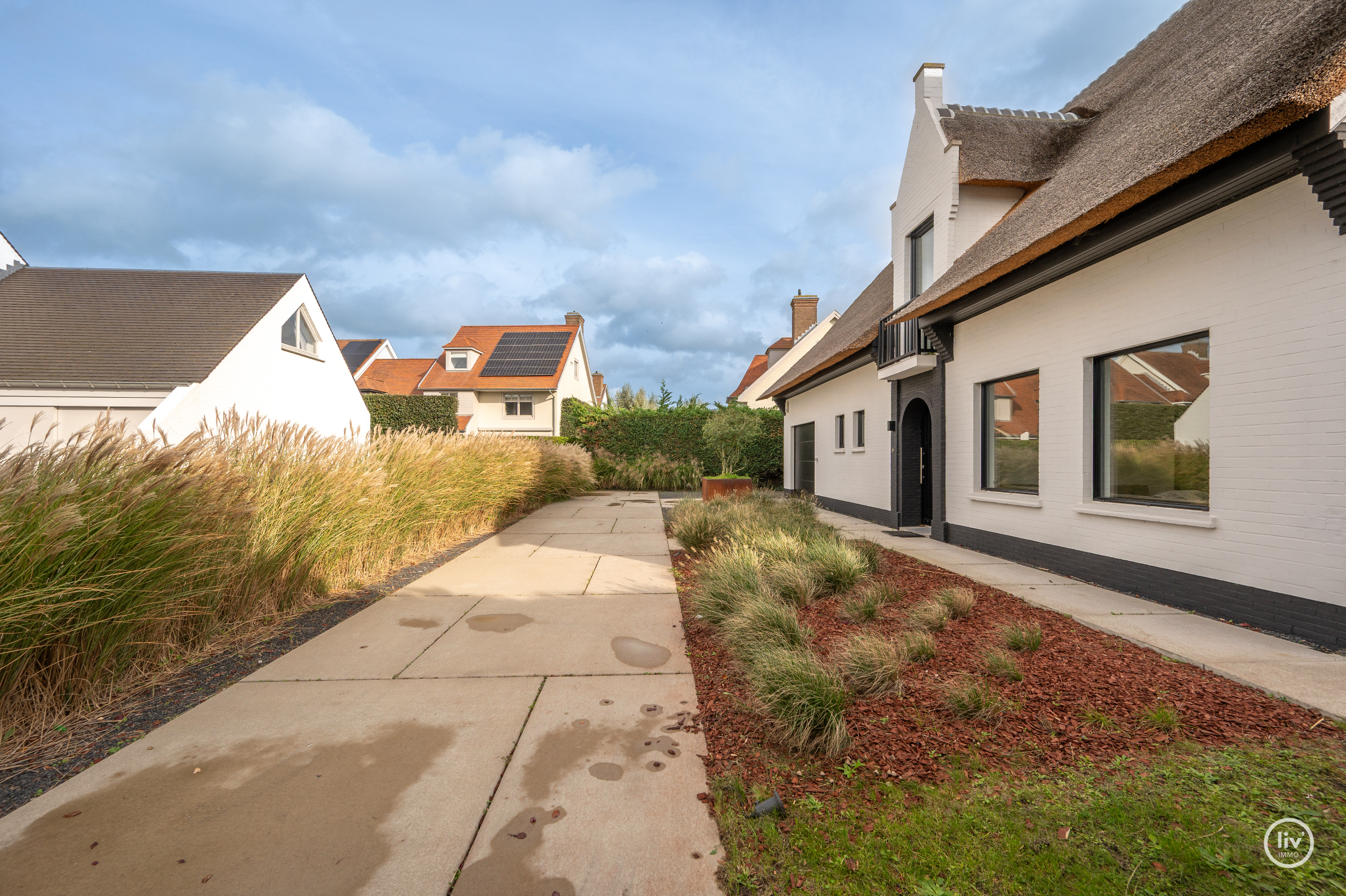 Magnifique villa rénovée avec toit de chaume, bien située près de Duinenwater à Knokke. 