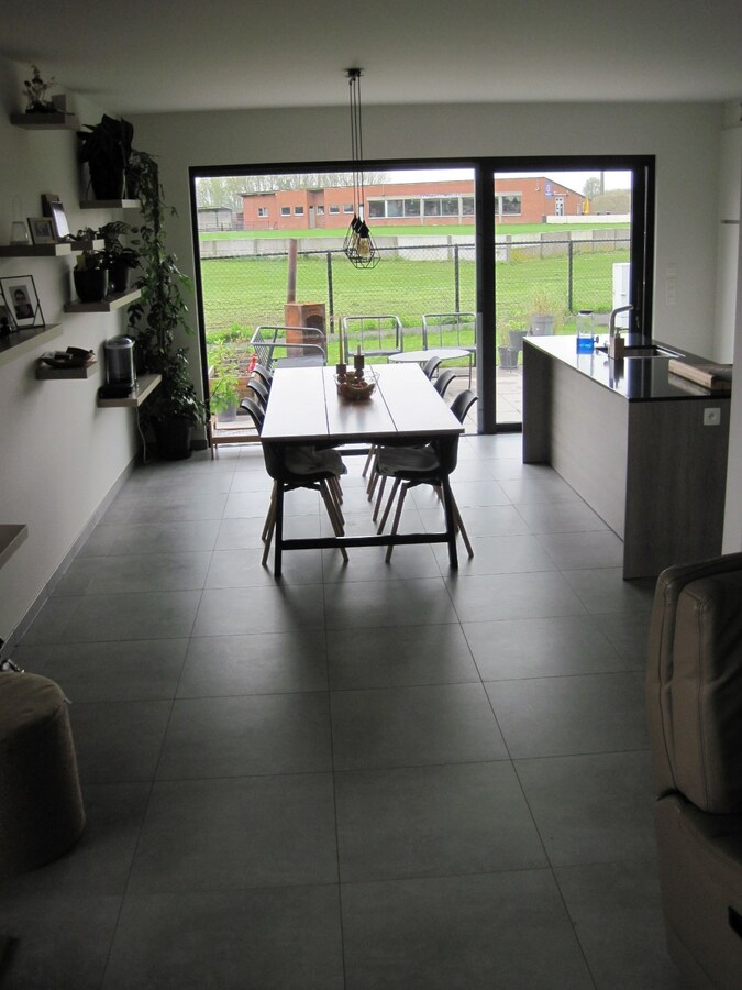 Eigentijdse Half Open Bebouwing met tuin en terras. 
