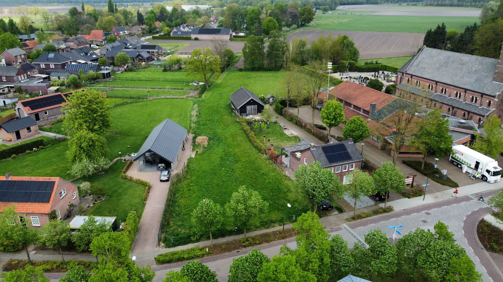 Ruime bouwkavel te koop van 3.405 m2 voor de bouw van een vrijstaande woning met bijgebouw. 