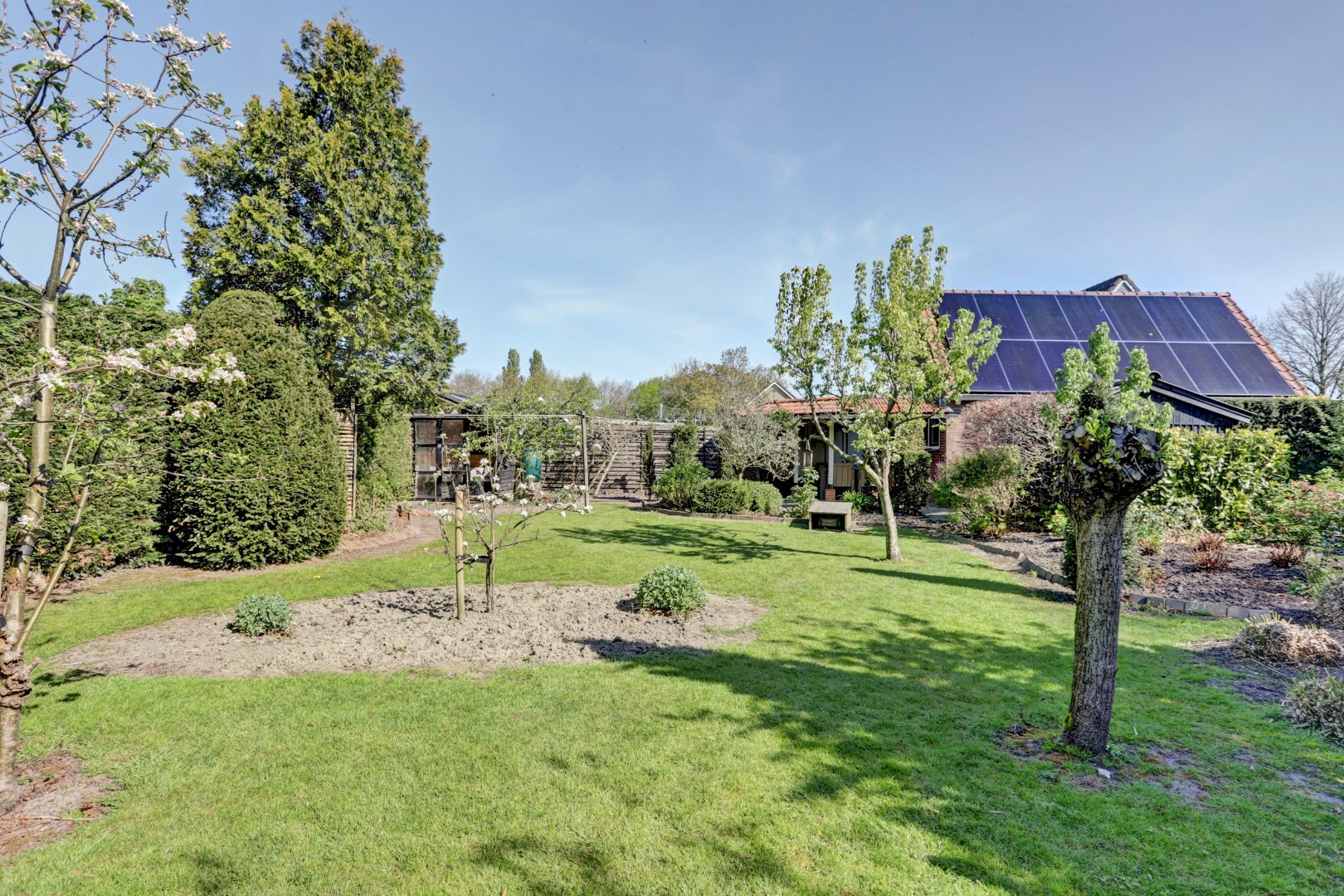 Eengezinswoning verkocht | onder voorbehoud in Oudebildtzijl