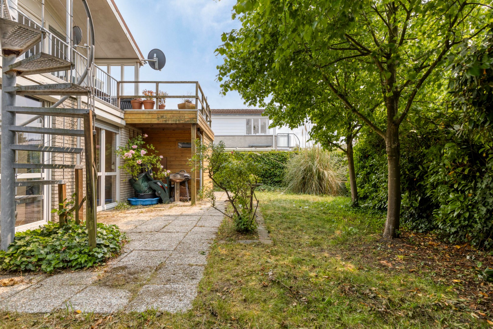 Vrijstaande 8-persoons vakantiewoning, gelegen op een unieke plek met vrij uitzicht over de Oosterschelde, kijkend richting het schilderachtige Zierikzee, wacht deze woning op een nieuwe eigenaar! 