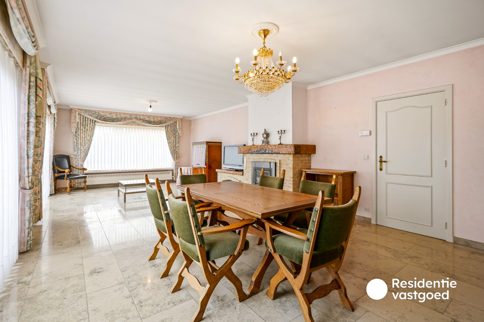 Statige gelijkvloerse villa op een terrein van 2342 m² te Oostduinkerke (Koksijde). 