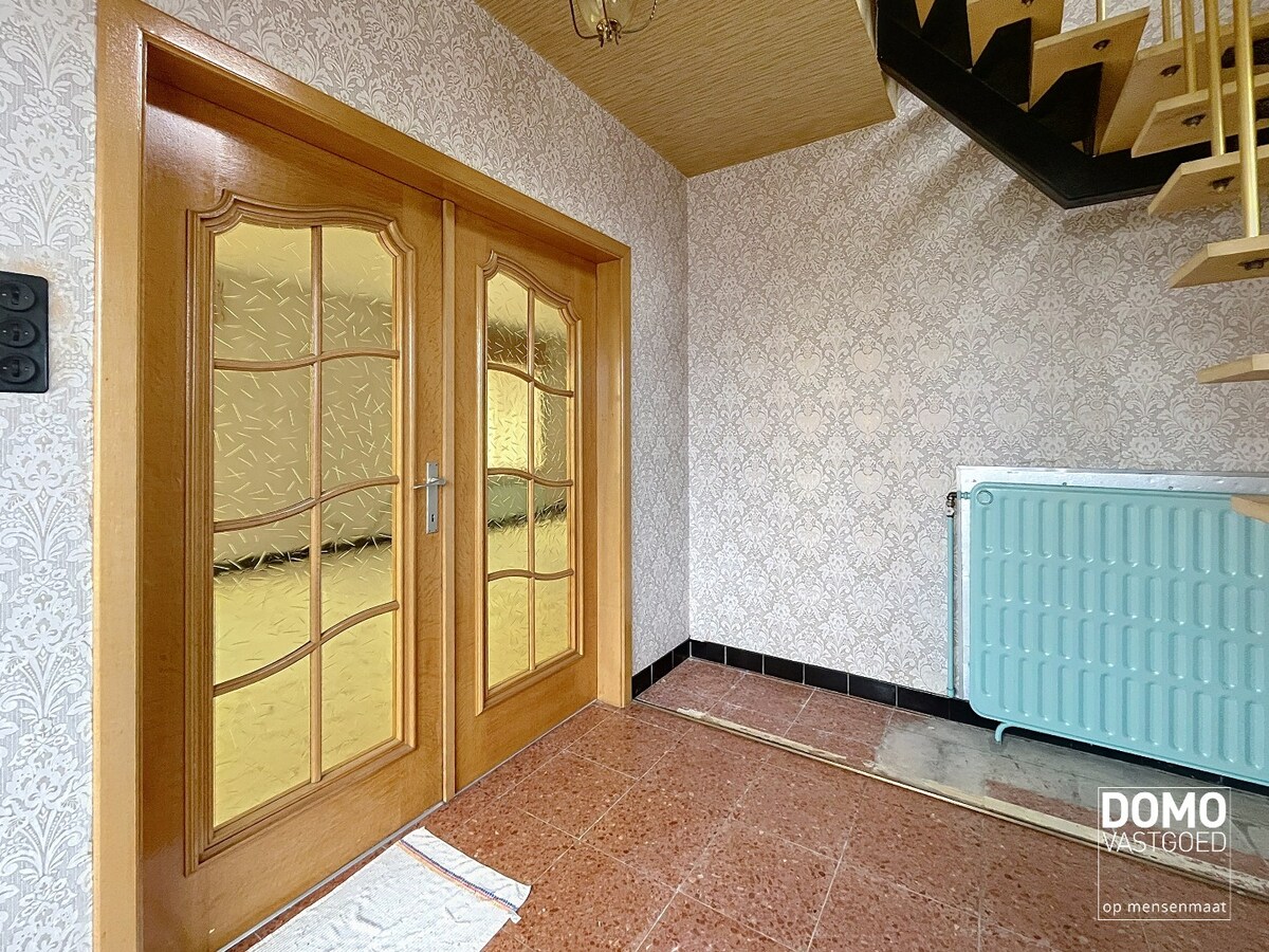 TE RENOVEREN WONING MET GARAGE, 3 SLAAPKAMERS EN GEZELLIGE TUIN OP EEN PERCEEL VAN 8A14CA 