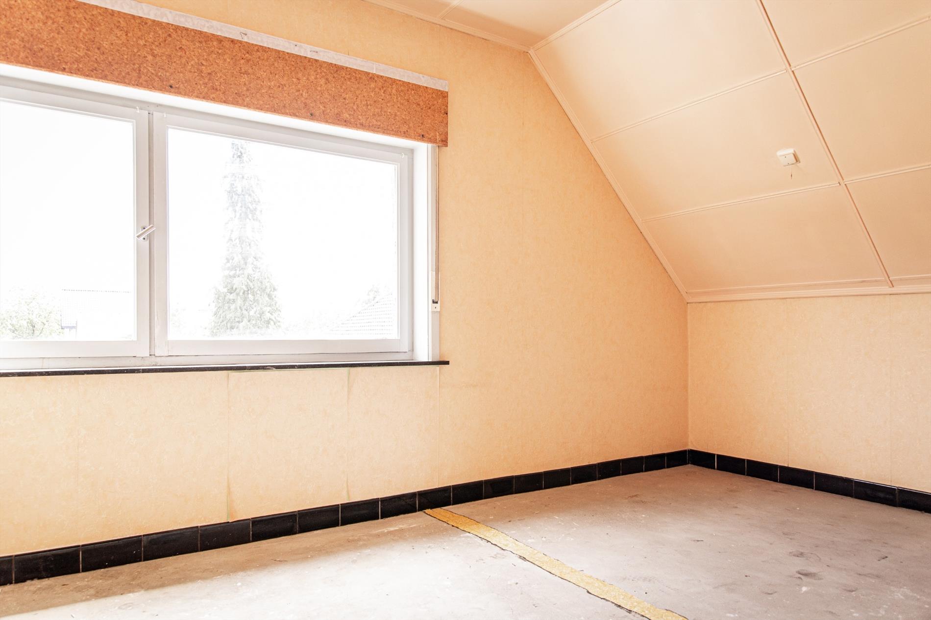 Te renoveren woning met  3 slpks  rustig gelegen te Aalter 