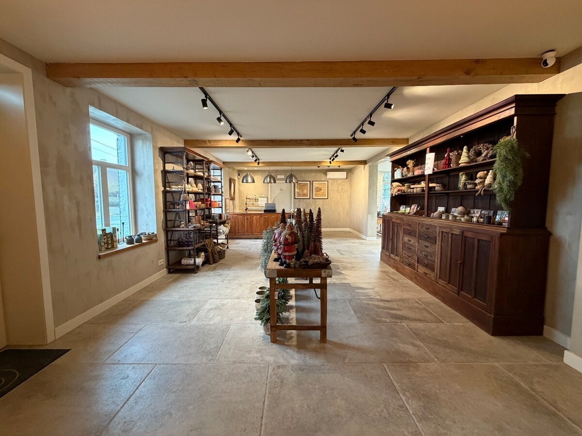 Multifunctioneel commercieel pand op toplocatie. 