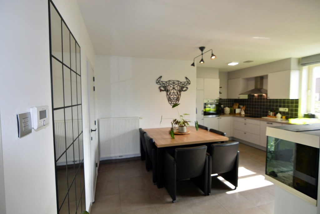 Energiezuinig duplex-appartement met 2 slpk, terras en carport met berging. 