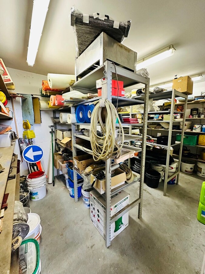 Ruim magazijn met kantoren met veel potentieel te Kuringen 