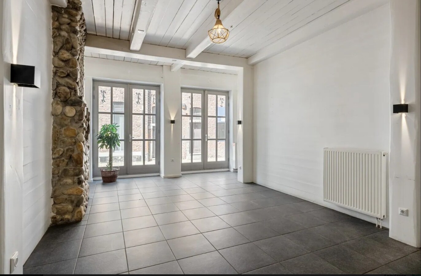 Unieke investeringsopportuniteit in het hart van Maaseik Handelspand + 2 verhuurde appartementen | Centrale ligging | Interessant verhuurpotentieel 