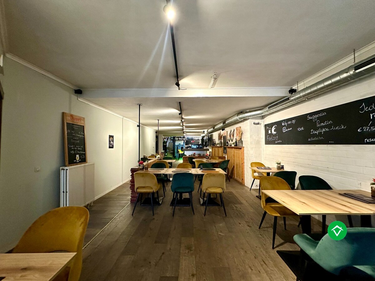 Café “Foelard” - centraal gelegen handelszaak op de Markt van Torhout 