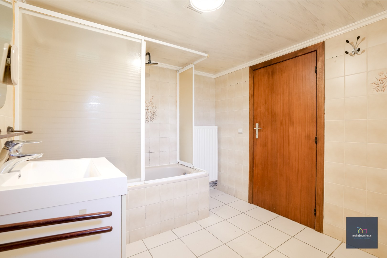 Ruime  halfopen bebouwing  met  zonnige tuin, terras en garage in Waarschoot 