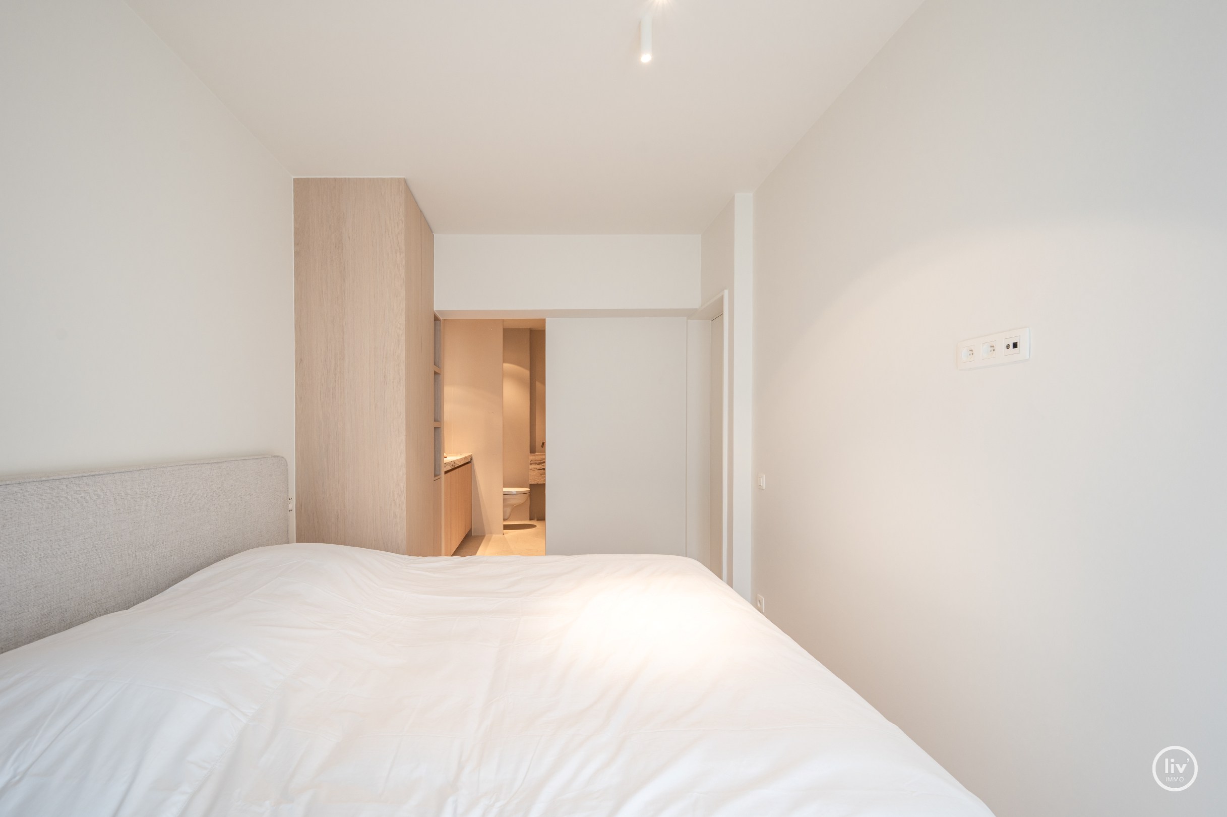 Magnifique appartement rénové de 3 chambres avec vue dégagée situé sur l'avenue Jozef Nellens à Knokke. 