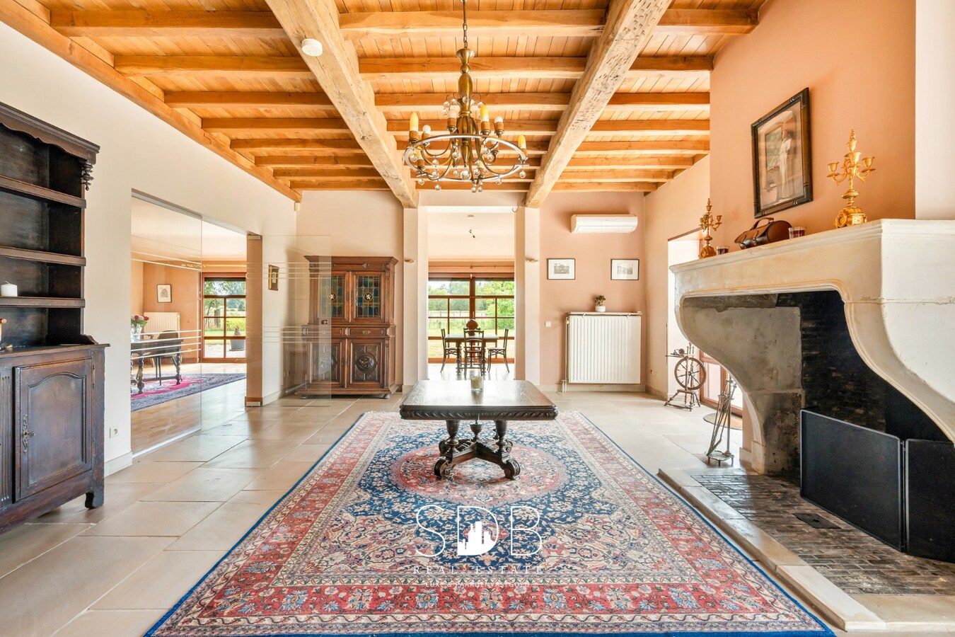 Hedendaagse villa met gezinstuin en graslanden op 7.496m² 