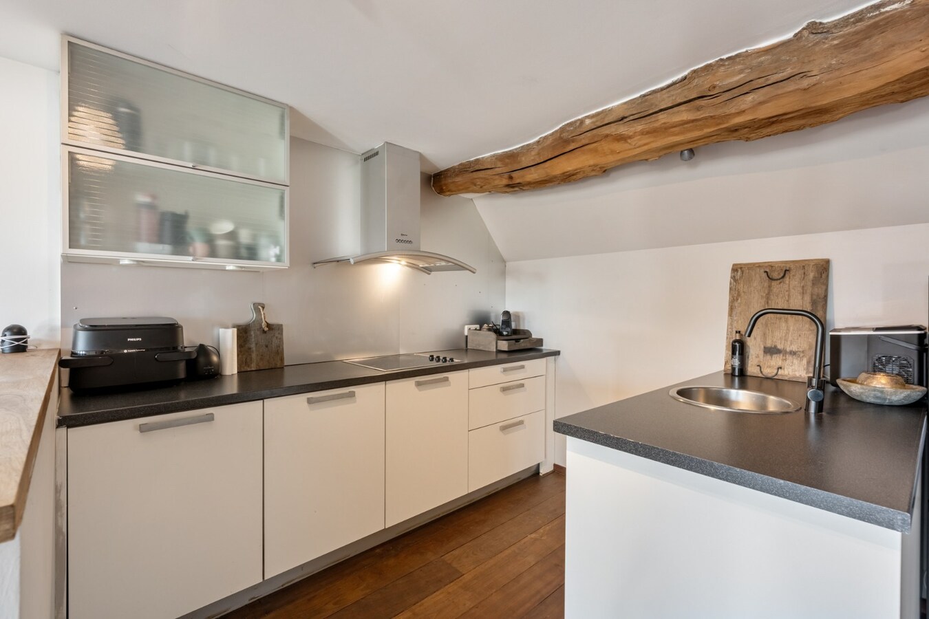 Comfortabel duplex appartement op de 3de en 4de verdieping van een kleinschalige residentie op een steenworp van de historische markt! 