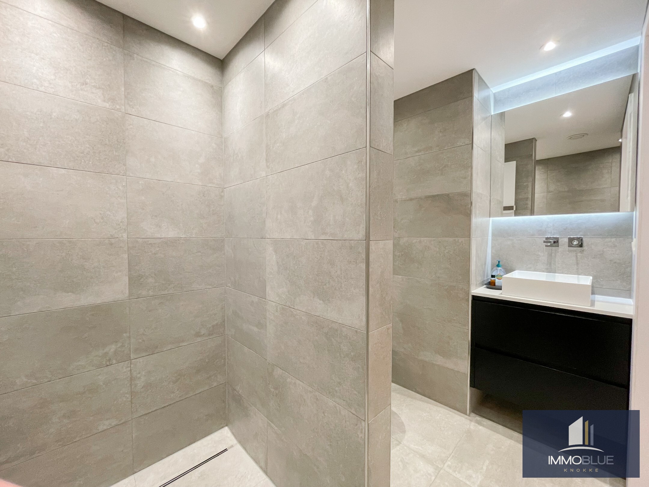 Appartement totalement rénové et luxueusement fini, avec trois chambres et une vue latérale sur la mer, situé au Zoute. 