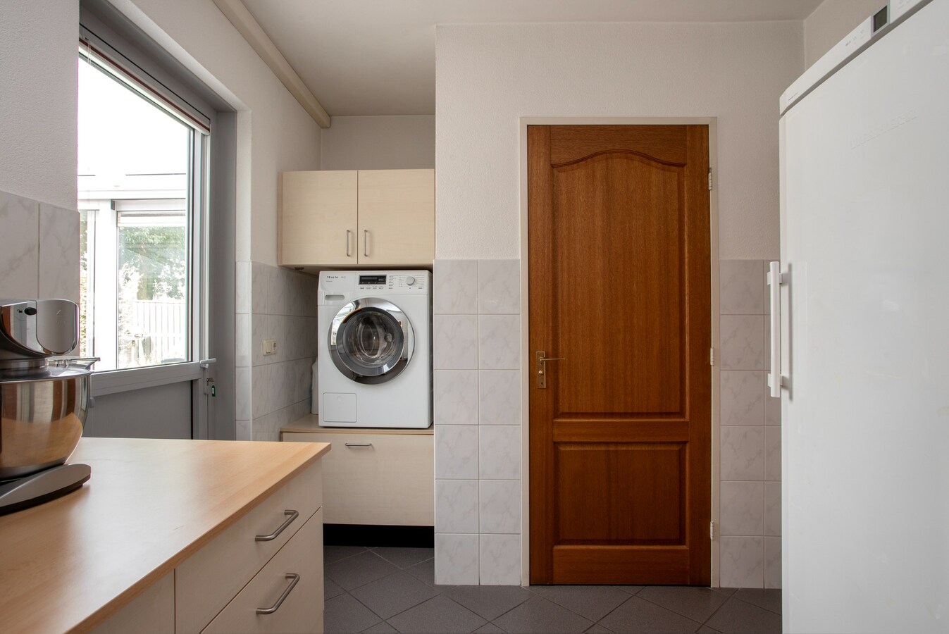 Vrijstaande degelijk gebouwde woning met inpandige dubbele garage. 