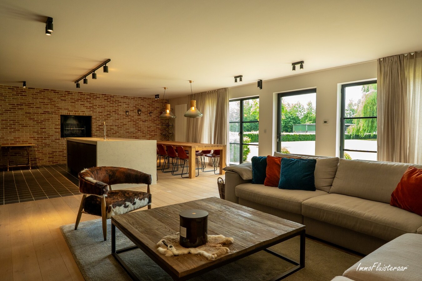Beautiful villa with indoor and outdoor riding arenas on over 2.4 hectares in Ardooie 