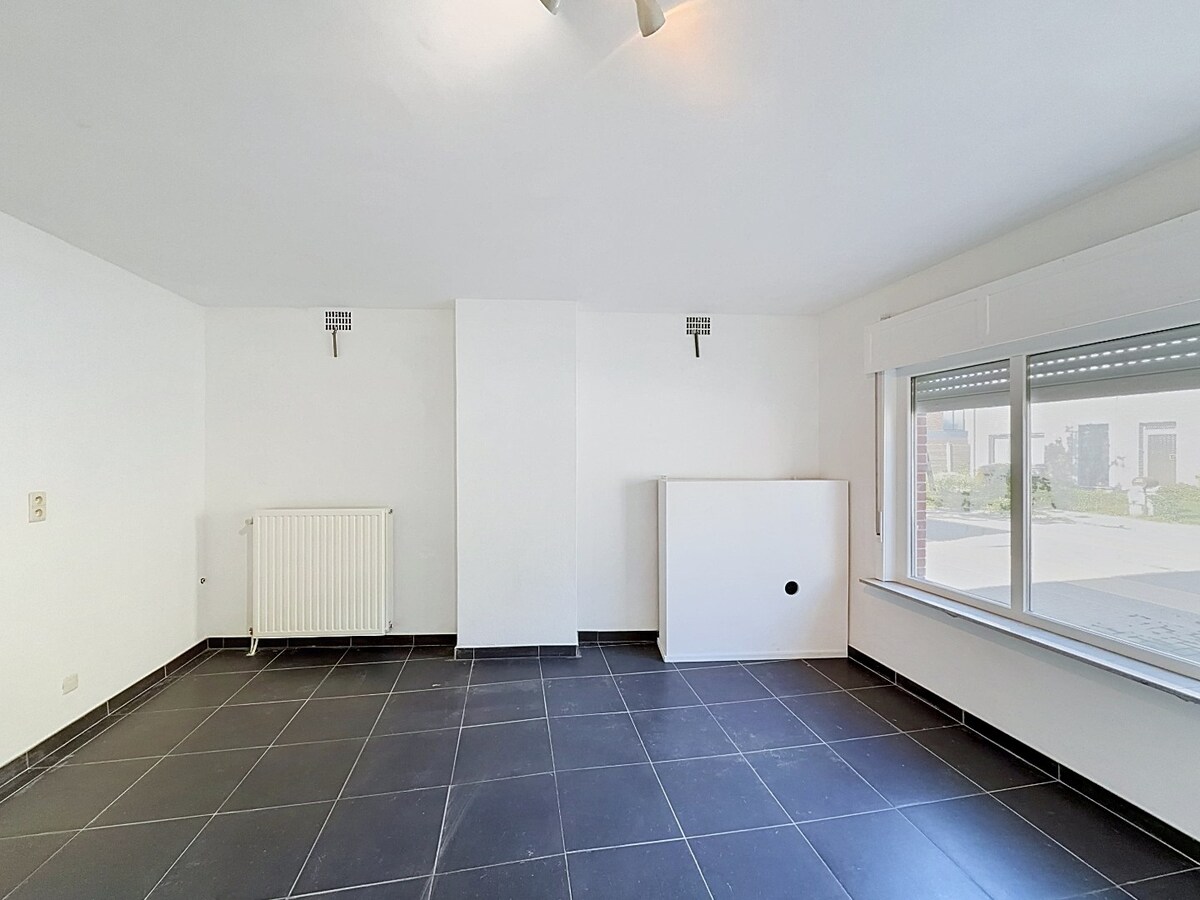Ruime woning met 4 slaapkamers, garage en tuin op wandelafstand van centrum Sleidinge! 