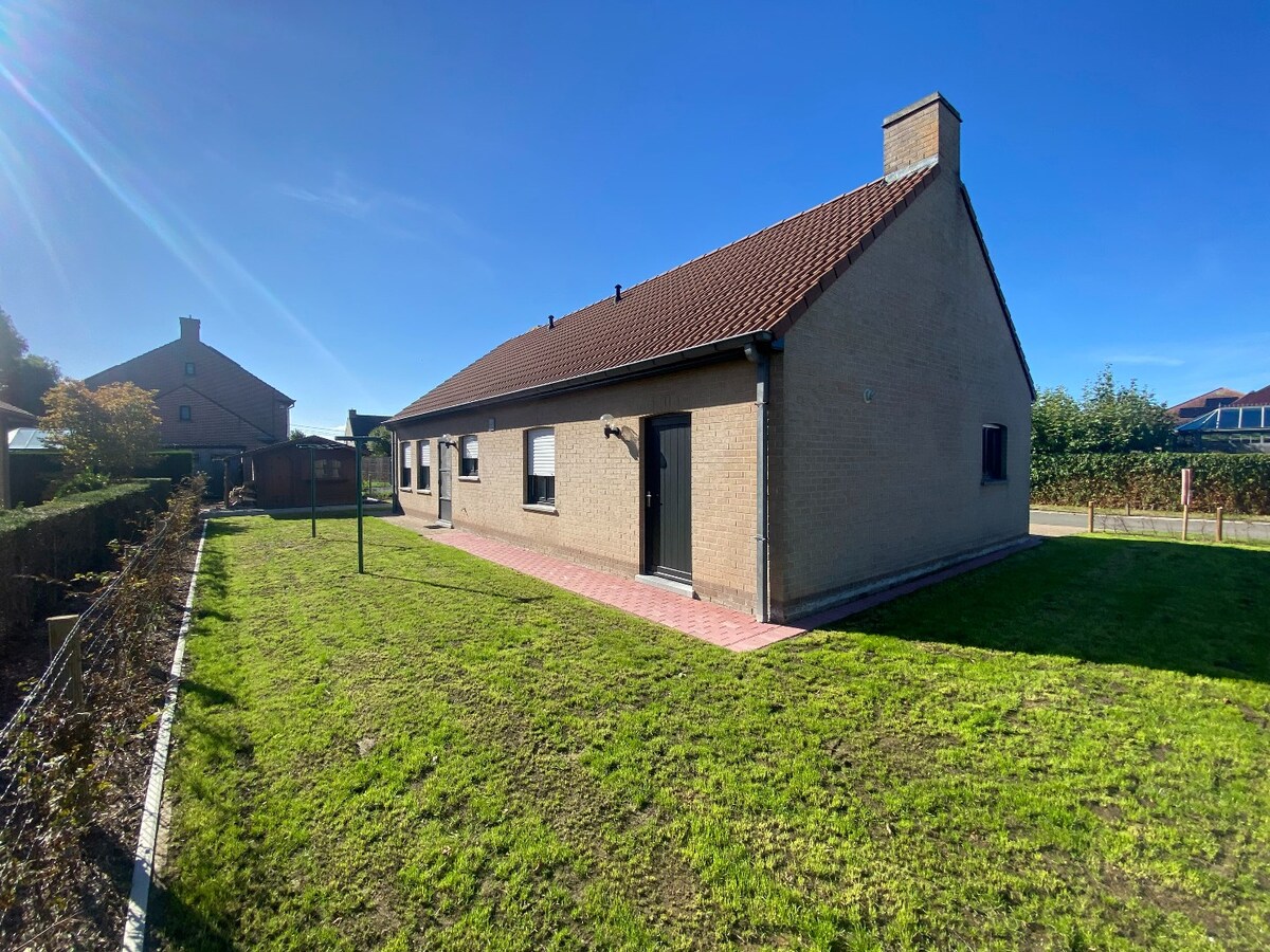 Ruime alleenstaande woning met 2 slpks en garage 