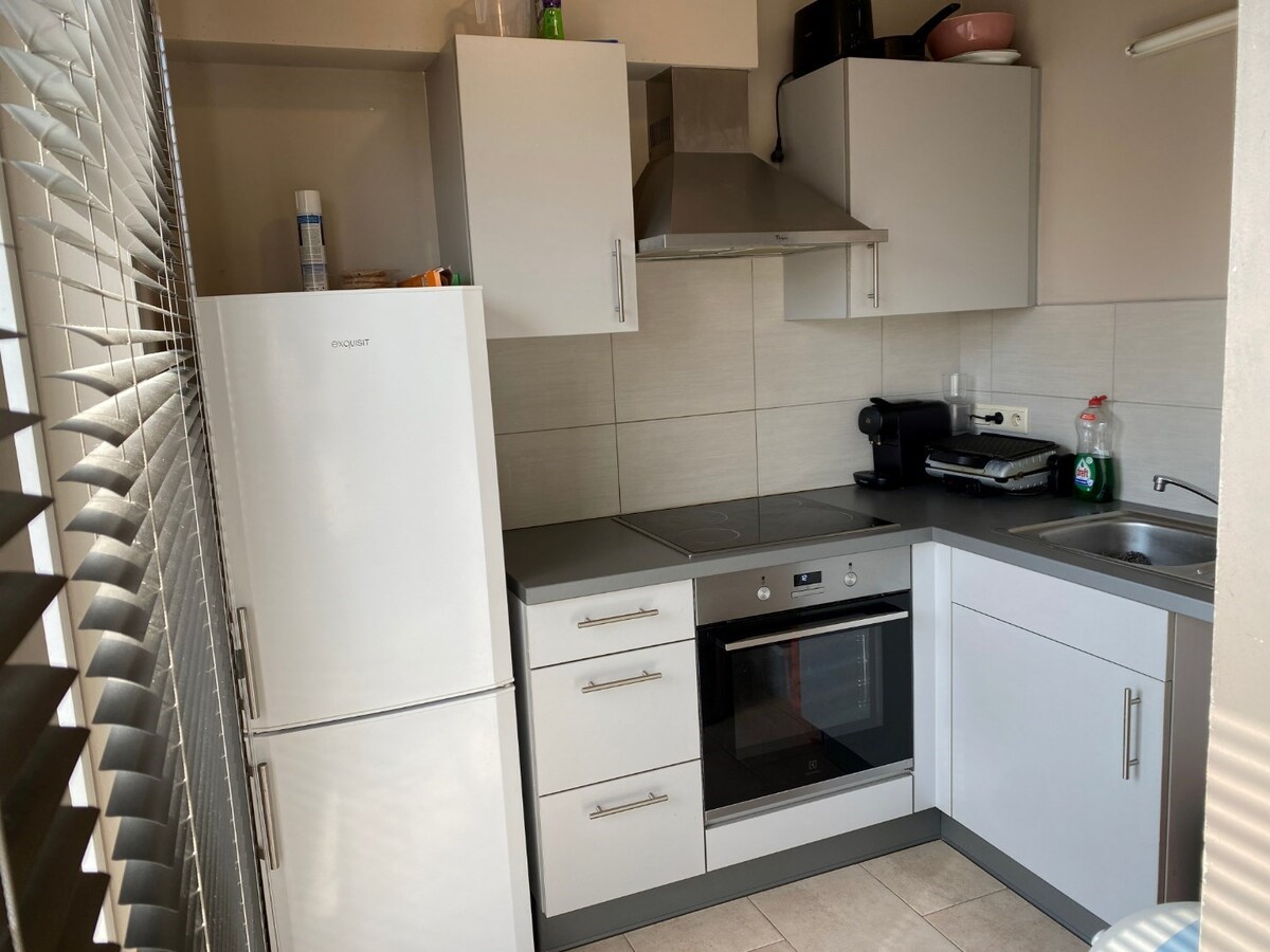 Eigentijds appartement met  autostaanplaats en kelder. Geen vaste kosten. 