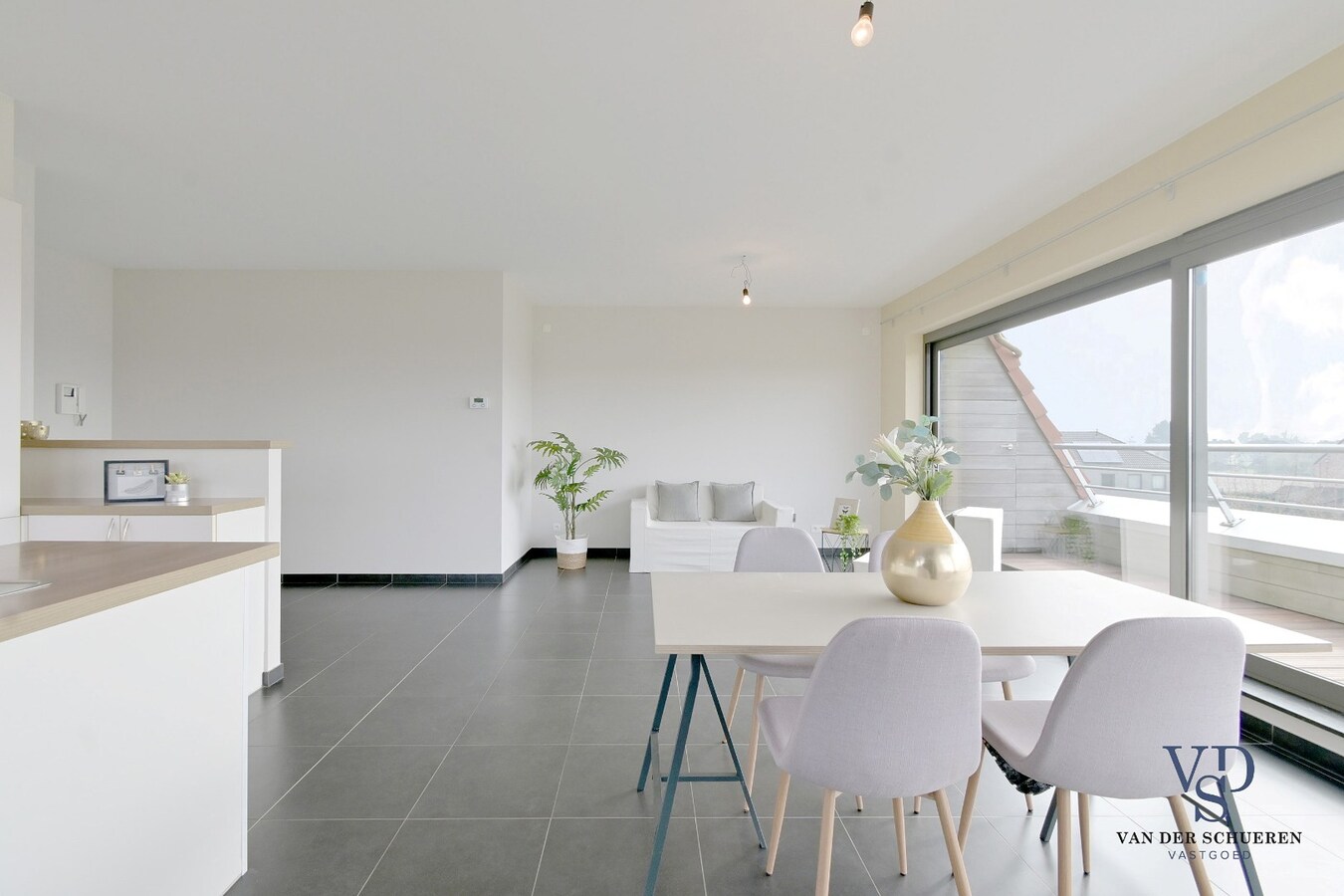 Lichtrijk appartement mét ondergrondse garage en berging. 