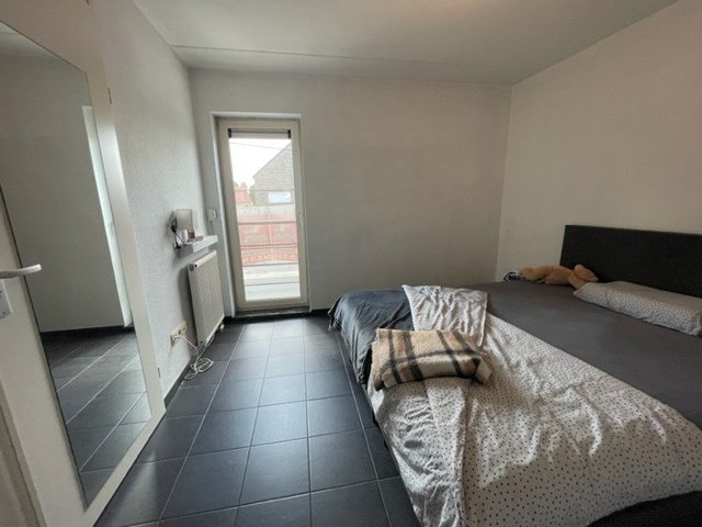 Sfeervol appartement met 2 slaapkamers, ruim terras en private autostaanplaats. 